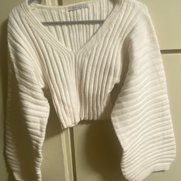 Chic White V-Neck Ribbed Sweater - Picture 5 of 5
